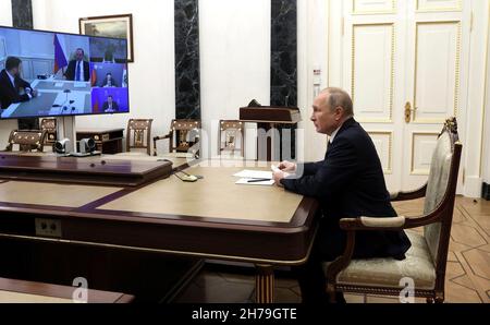 Moscow, Russia. 18 November, 2021. Russian President Vladimir Putin chairs a meeting on social issues with cabinet ministers via video conference at the Kremlin, November 18, 2021 in Moscow, Russia.  Credit: Mikhail Metzel/Kremlin Pool/Alamy Live News Stock Photo