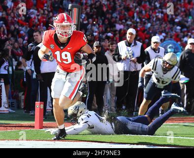 Indianapolis, United States. 10th Jan, 2022. Georgia Bulldogs tight end Brock  Bowers (19) celebrates a touchdown with his teammates, running back James  Cook (4) and wide receiver Ladd McConkey (84) during the