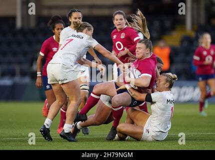 England's Sarah Bern is tackled by McKenzie Hawkins of the USA during the Autumn International match at Sixways Stadium, Worcester. Picture date: Sunday November 21, 2021. Stock Photo