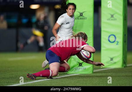 England's Sarah Bern scores their final try during the Autumn International match at Sixways Stadium, Worcester. Picture date: Sunday November 21, 2021. Stock Photo