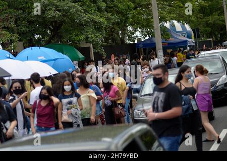 Franca, Brazil. 21st Nov, 2021. Students arrive for the first day of the ENEM (National High School Examination) at one of the test locations in Franca, Sao Paulo, Brazil, on November 21, 2021. (Photo by Igor do Vale/Sipa USA) Credit: Sipa USA/Alamy Live News Stock Photo