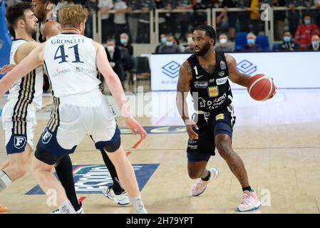 BLM Group Arena, Trento, Italy, November 21, 2021, Desonta Bradford - Aquila Basket Dolomiti Trentino Energia in action.  during  Dolomiti Energia Trentino vs Fortitudo Bologna - Italian Basketball A Serie  Championship Stock Photo