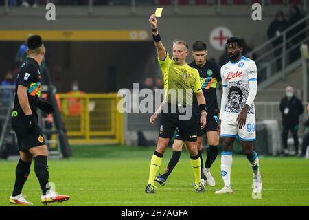 Milan, Italy. 21st Nov, 2021. Referee Paolo Valeri during Inter - FC Internazionale vs SSC Napoli, italian soccer Serie A match in Milan, Italy, November 21 2021 Credit: Independent Photo Agency/Alamy Live News Stock Photo