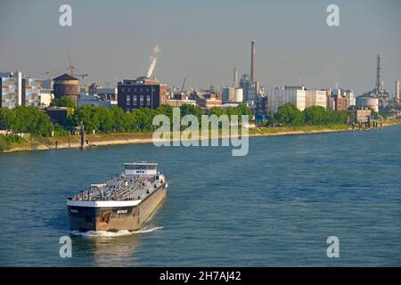 GERMANY, BADEN-WURTTEMBERG, MANNHEIM, BARGE TRANSPORT OF HYDROCARBONS OVER THE RHINE BETWEEN MANNHEIM AND LUDWIGSHAFEN AM RHEIN Stock Photo