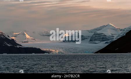 Bredegletcher at sunset, Vikingebugt Inlet, Scoresby Sund, East Greenland Stock Photo