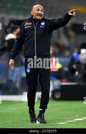 Milan, Italy. 21 November 2021. Luciano Spalletti, head coach of SSC Napoli, gestures during the Serie A football match between FC Internazionale and SSC Napoli. Credit: Nicolò Campo/Alamy Live News Stock Photo