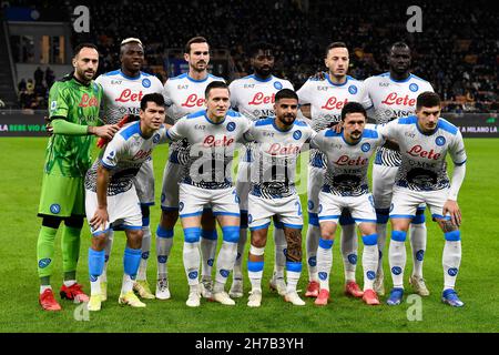 Milan, Italy. 21 November 2021. Players of SSC Napoli wearing a celebratory shirt named Maradona Game pose for a team photo prior to the Serie A football match between FC Internazionale and SSC Napoli. Credit: Nicolò Campo/Alamy Live News Stock Photo