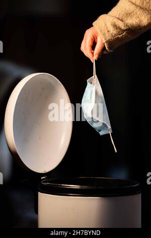 mask in bin, rubbish, garbage and trash. Littering a safety mask in Australia Stock Photo