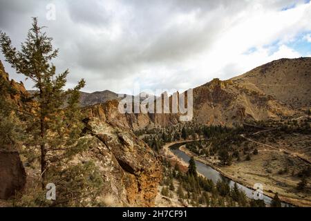 Crooked River flowing through Smith Rock State Park in Oregon Stock Photo