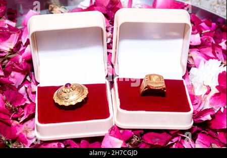 Engagement Ring : सगाई की अंगूठी अब रिंग फ‍िंगर में नहीं हैं ज़रूरी, जानें  ज्योतिषीय कारण | Boldsky - YouTube