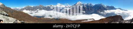 Panoramic view of Mount Everest, Lhotse, Kangtega, Thamserku and Ama Dablam from Kongde, Sagarmatha national park, Khumbu valley, Solukhumbu, Nepal Hi Stock Photo