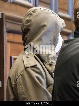 Hamburg, Germany. 22nd Nov, 2021. A 19-year-old defendant stands next to his defense attorney in the regional court. Because he allegedly stabbed a 14-year-old youth with several knives, the young man must now answer to the Hamburg Regional Court.(to dpa 'Stabbing of 14-year-old - defendant not yet able to speak') Credit: Daniel Bockwoldt/dpa/Alamy Live News Stock Photo