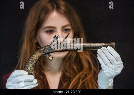 London UK  Monday 22 November  Bonhams Arms and Armour sale  An Unusual Scottish 25-Bore Flintlock Gold-Inlaid All-Metal Belt PistolsBy Thomas Murdoch Of Leith And Dounne, Late 18th Century Est £10,000-15,000  Paul Quezada-Neiman/Alamy Live News Stock Photo