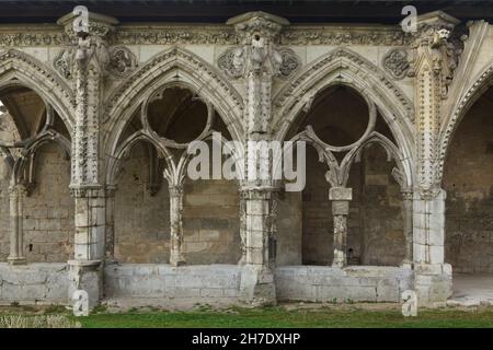 Ruined Gothic cloister of the Abbey of Saint-Jean-des-Vignes (Abbaye Saint-Jean-des-Vignes) in Soissons, France. The construction works on the cloister started in the 13th century but the abbey was never completed. Stock Photo