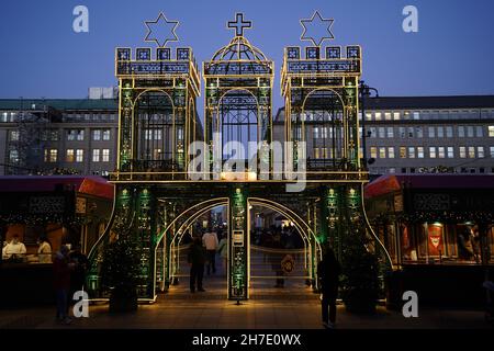 Hamburg, Germany. 22nd Nov, 2021. Visitors walk through the Roncalli Christmas Market at the Rathausmarkt. The Roncalli Christmas Market takes place from 22 November to 22 December at the Rathausmarkt. Credit: Marcus Brandt/dpa/Alamy Live News Stock Photo