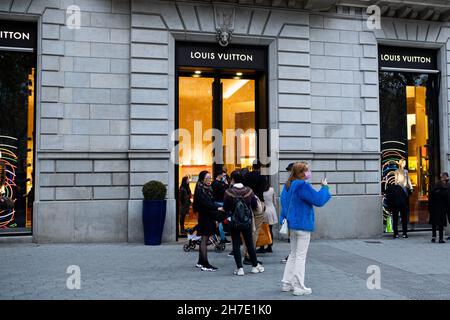 Barcelona, España Marzo De 2018: Gente Caminando Frente a La Tienda Louis  Vuitton Fotografía editorial - Imagen de louis, concepto: 163416437