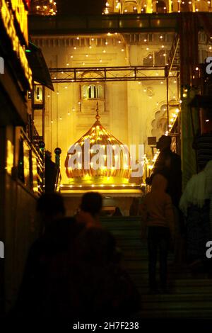 New Delhi, India. 19th Aug, 2018. The beautifully lit dome of the Gurudwara. (Credit Image: © Shikha Arya/Pacific Press via ZUMA Press Wire) Stock Photo