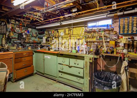 https://l450v.alamy.com/450v/2h7f6m3/old-basement-work-shop-filled-with-tools-and-objects-2h7f6m3.jpg