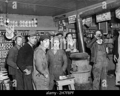 Construction workers from Fort Bragg in a general store in Manchester, North Carolina, USA, Jack Delano, U.S. Farm Security Administration, U.S. Office of War Information Photograph Collection, March 1941 Stock Photo