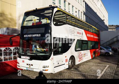 Berlin, Germany. 22nd Nov, 2021. Photo taken on Nov. 22, 2021 shows a vaccination bus in Berlin, capital of Germany. Berlin has launched vaccination buses in batches in a variety of locations of the city to help people get vaccinated. Credit: Stefan Zeitz/Xinhua/Alamy Live News Stock Photo