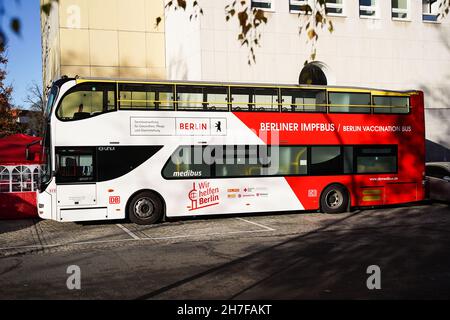 Berlin, Germany. 22nd Nov, 2021. Photo taken on Nov. 22, 2021 shows a vaccination bus in Berlin, capital of Germany. Berlin has launched vaccination buses in batches in a variety of locations of the city to help people get vaccinated. Credit: Stefan Zeitz/Xinhua/Alamy Live News Stock Photo
