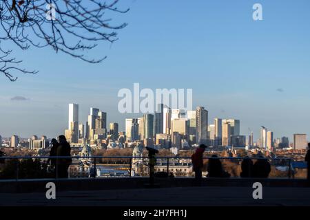 London, UK. 22nd Nov, 2021. Silhouettes of people watching the view of Canary Wharf from Greenwich Park. Credit: SOPA Images Limited/Alamy Live News Stock Photo