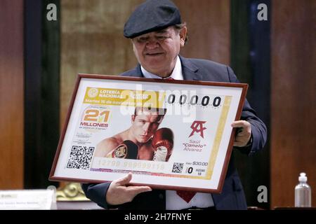 Mexico City, November 16, 2021.- El Moro Building The National Lottery dedicated its Major Draw No. 3827 to the career of Saúl “Canelo” Álvarez, a Mexican professional boxer who has won world championships in 4 different weight divisions. The trainer of the Jalisco boxer, José “Chepo” Reynoso, attended on behalf of “Canelo” Álvarez. Photo: Francisco Morales / DAMMPHOTO Ciudad de México, 16noviembre2021.- Edificio El Moro La Lotería Nacional dedicó su Sorteo Mayor No. 3827 a la trayectoria de Saúl “Canelo” Álvarez, boxeador profesional mexicano que ha ganado campeonatos mundiales en 4 divisione Stock Photo