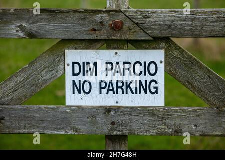 A sign on a farm gate saying Dim Parcio NO Parking Stock Photo
