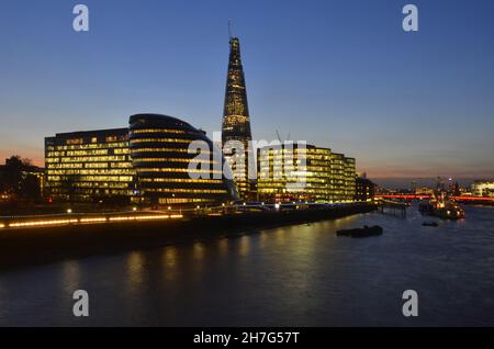 UNITED KINGDOM. ENGLAND. LONDON. SOUTHWARK. NIGHT VIEW OF THE THAMES, THE CITY HALL OF LONDON DONE BY THE ARCHITECT FOSTER AND THE SHARD TOWER OF RENZ Stock Photo