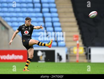 Coventry. United Kingdom. 20 November 2021. Premiership Rugby Cup. Wasps V Leicester Tigers. Coventry Building Society arena. Coventry. Tommy Mathews (Wasps) kicks  during the Premiership Rugby cup game between Wasps and Leicester Tigers. Stock Photo