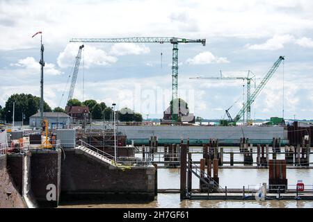 PRODUCTION - 03 August 2021, Schleswig-Holstein, Brunsbüttel: View of the Brunsbüttel lock at the transition of the Elbe into the Kiel Canal with the construction site of the new 5th lock chamber. Photo: Daniel Bockwoldt/dpa Stock Photo