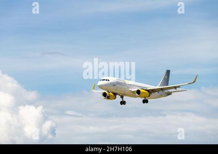 Barcelona, España, 18 de mayo de 2019. Avión Airbus A320 de Vueling, aterrizando en el aeropuerto Josep Tarradellas de Barcelona-El Prat Stock Photo