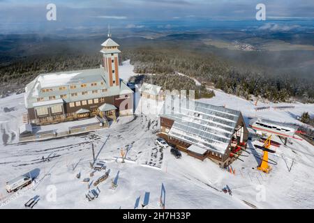 Oberwiesenthal, Germany. 23rd Nov, 2021. A thin layer of snow lies on the summit of the Fichtelberg. The meteorologists predict further frosty temperatures for the coming days. (Aerial photo with drone) Credit: Jan Woitas/dpa-Zentralbild/dpa/Alamy Live News Stock Photo