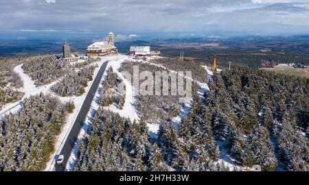 Oberwiesenthal, Germany. 23rd Nov, 2021. A thin layer of snow lies on the summit of the Fichtelberg. The meteorologists predict further frosty temperatures for the coming days. (Aerial photo with drone) Credit: Jan Woitas/dpa-Zentralbild/dpa/Alamy Live News Stock Photo