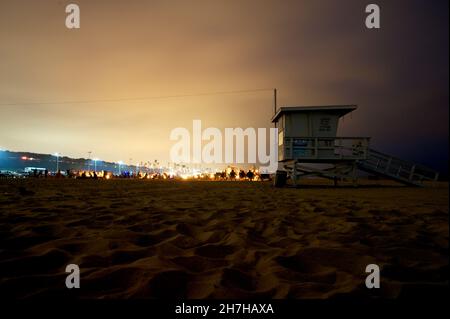 LOS ANGELES, UNITED STATES - Oct 19, 2021: A lifeguard station sits along the ocean at night in Los Angeles, California, USA Stock Photo