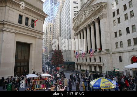 WALL STREET NEW-YORK STOCK EXCHANGE CHRISTMAS MANHATTAN NEW-YORK USA Stock Photo