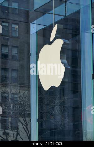 APPLE STORE 5TH AVENUE GENERAL MOTORS PLAZA LOGO MANHATTAN NEW-YORK USA Stock Photo