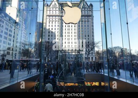 APPLE STORE 5TH AVENUE GENERAL MOTORS PLAZA LOGO MANHATTAN NEW-YORK USA Stock Photo