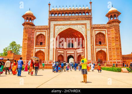 Indian couple photographing India Gate, Delhi, India Stock Photo - Alamy