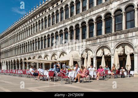 Café in front of Procuratie Vecchie (Old procuracies) building by Bartolomeo Bon, Piazza San Marco (St Mark's Square), Venice, Italy Stock Photo