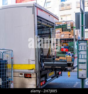 Epson Surrey London England Uk, November 21 2021, Delivery Van Or Truck Unloading Products And Goods for A Tesco Express In Epsom Station Stock Photo