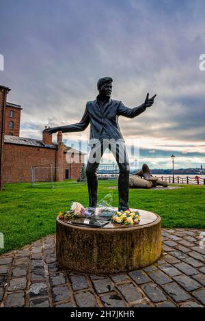 Statue of pop star Billy Fury by Tom Murphy at Royal Albert Dock Stock Photo