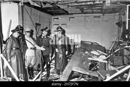 20 JULY PLOT TO KILL HITLER. Martin Bormann at left, Herman Göring (in white uniform) and Bruno Loerzer (second from right) inspect the damaged conference room at Hitler's Wolf's Lair field HQ near Rustenburg, East Prussia on 20 July 1944 Stock Photo