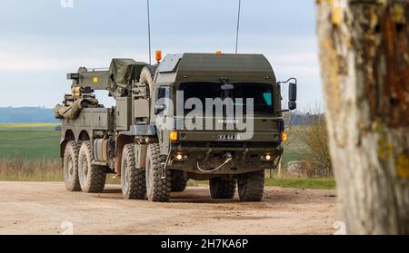 British army MAN SX45 32.430 RHD 8x8 Recovery Truck kicking up dust ...