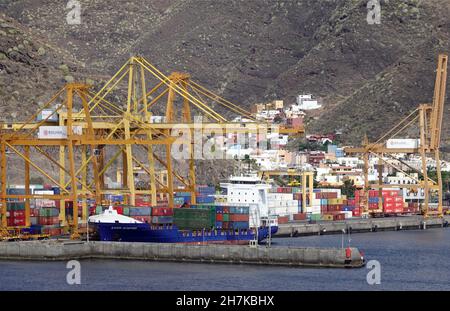 Teneriffa, Spain. 26th Oct, 2021. The container ship 'Karin Schepers' is loaded with containers in the port of Santa Cruz de Tenerife. The cargo ship is about 140 meters long and was put into service in 2007. Credit: Soeren Stache/dpa-Zentralbild/ZB/dpa/Ģ����ý Live News Stock Photo