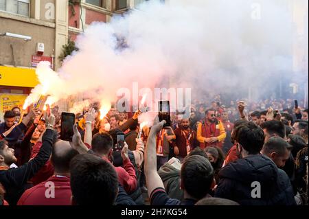 TURKEY, Istanbul, Beyoglu, soccer fan of football club Galatasaray / TÜRKEI, Istanbul, Beyoglu, Fans des Fußballclub Galatasaray feiern nach einem Spiel gegen Fenerbahce Stock Photo