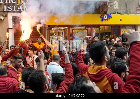 TURKEY, Istanbul, Beyoglu, soccer fan of football club Galatasaray / TÜRKEI, Istanbul, Beyoglu, Fans des Fußballclub Galatasaray feiern nach einem Spiel gegen Fenerbahce Stock Photo