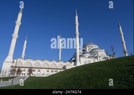 TURKEY, Istanbul , new Camlica mosque with six minaretts on asian side / TÜRKEI, Istanbul, neue Camlica Moschee mit sechs Minaretten auf dem asiatischen Teil Istanbuls Stock Photo