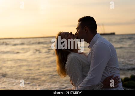 Boyfriend kissing girlfriend at the beach Stock Photo - Alamy