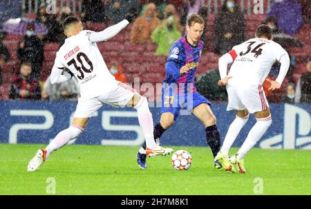 Sabadell, Barcelona, Spain. 23rd Nov, 2021. Barcelona Spain 23.11.2021 Frenkie de Jong (FC Barcelona), Nicolas Otamendi (Benfica) and Andre Almeida (Benfica) battle for the ball during the UEFA Champions League between FC Barcelona and Benfica at Camp Nou on 23 November 2021 in Barcelona. Credit: Xavi Urgeles/ZUMA Wire/Alamy Live News Stock Photo